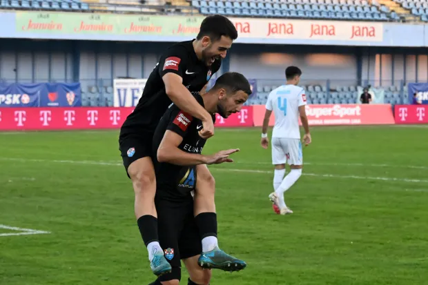 Vinkovci, 22.09.2025. - Utakmica 7. kola HNL-a Vukovar 1991 - Rijeka na Stadionu Cibalia. Na fotografiji slavlje nogometa?a Vukovara nakon pogotka Jakova Pulji?a za 1:1. foto HINA/Gordan Pani?/ ua