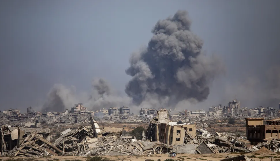 epaselect epa12424098 Smoke billows after Israeli airstrikes on Gaza City as seen from the northwest of Nuseirat refugee camp, Gaza Strip, 02 October 2025, as Palestinians are displaced southward from the Wadi Gaza following an Israeli announcement of the closure of Al-Rashid road toward the north. More than 66,000 Palestinians have been killed in the Gaza Strip since October 2023, according to the Palestinian Ministry of Health, and about 1,200 Israelis have been killed since the launch of an Israeli military campaign in response to a cross-border attack by Hamas on 07 October 2023. EPA/HAITHAM IMAD