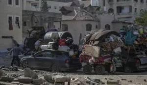 epa12428371 Internally displaced Palestinians evacuate Gaza City toward southern Gaza during an Israeli military operation in Gaza City, Gaza Strip, 03 October 2025. More than 66,000 Palestinians have been killed in the Gaza Strip since October 2023, according to the Palestinian Ministry of Health, and about 1,200 Israelis have been killed since the launch of an Israeli military campaign in response to a cross-border attack by Hamas on 07 October 2023. EPA/MOHAMMED SABER