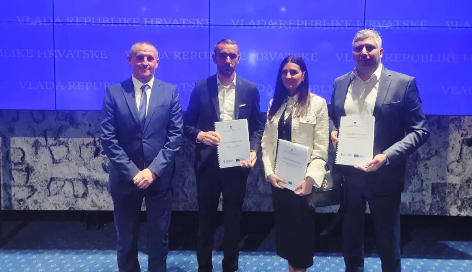 Uručeni su ugovorifoto: VSŽ