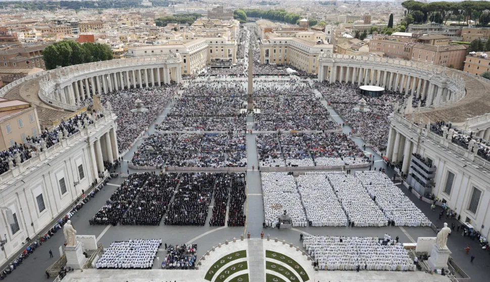 epa12112354 A general view of the Holy Mass for the beginning of the pontificate of Pope Leo XIV, in St. Peter's Square, Vatican City, 18 May 2025. EPA/FABIO FRUSTACI