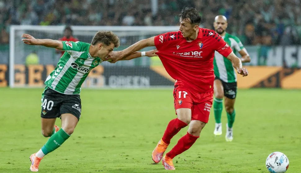 epa12413558 Osasuna's Ante Budimir (R) and Betis's Angel Ortiz in action during the Spanish LaLiga soccer match between Real Betis Balonpie and CA Osasuna, in Seville, Spain, 28 September 2025. EPA/Julio Munoz