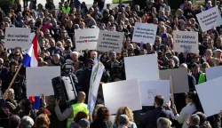 Zagreb, 4.10.2025.- Mmirno okupljanje roditelja ispred zagreba?ke Gradske uprave u organizaciji Inicijative roditelja "Karte na stol". Okupljeni tra?e uklju?ivanja roditelja u proces izrade kurikuluma zdravstvenog odgoja. foto HINA/ Lana SLIVAR DOMINI?/ ua