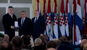 Zagreb, 4.10.2025.- Predsjednik Republike i vrhovni zapovjednik Oru?anih snaga RH Zoran Milanovi? sudjelovao je na obilje?avanju 35. obljetnice osnivanja Jedinice za posebne zadatke Ministarstva unutarnjih poslova RH - Rakitje te odlikovao umirovljene pripadnike Jedinice. Potpredsjednik Vlade i ministar hrvatskih branitelja Tomo Medved uru?io je braniteljsku zahvalnicu Jedinici za posebne zadatke MUP-a RH Tigar Rakitje za izniman doprinos i zasluge u uspostavi i obrani dr?avnog suvereniteta i teritorijalnog integriteta RH. Na slici Zoran Milanovi? i Tomo Medved. foto HINA/ Daniel KASAP/ ua