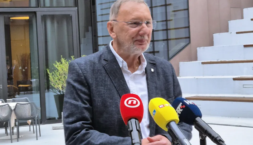 Tuheljske Toplice, 4.10.2025.- Ministar unutarnjih poslova Davor Bo?inovi? prozvao je SDP da se pretvara u populisti?ku stranku koja u javnost pu?ta la?ne informacije ?ime erodiraju demokratske osnove dru?tva. Izjavio je to u subotu u Tuheljskim Toplicama, gdje se odr?ava skup alumnija Politi?ke akademije Zaklade hrvatskog dr?avnog zavjeta, odgovaraju?i na novinarsko pitanje oko SDP-ove peticije protiv uvo?enja Chat Control uredbe. foto HINA/ Sini?a KALAJD?IJA/ ua