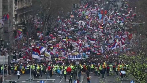 Beograd, 15.03.2025 - Građani iz cijele Srbije zaputili su se u subotu prijepodne prema Beogradu na poziv studenata u blokadi da sudjeluju na velikom skupu "15. za 15.", protuvladinom prosvjedu kojim se traži odgovornost za nesreću na željezničkom kolodvoru u Novom Sadu, te pravednije i bolje društvo bez korupcije. Tisuće Beograđana od petka navečer su, do poslije ponoći, ovacijama, vatrometom, zagrljajima, a mnogi i u suzama, dočekivale studente koji su pješačeći, trčeći štafetni maraton ili biciklirajući, iz svih krajeva zemlje pristizali u prijestolnicu na današnji skup. foto HINA/ Video plus/ ml