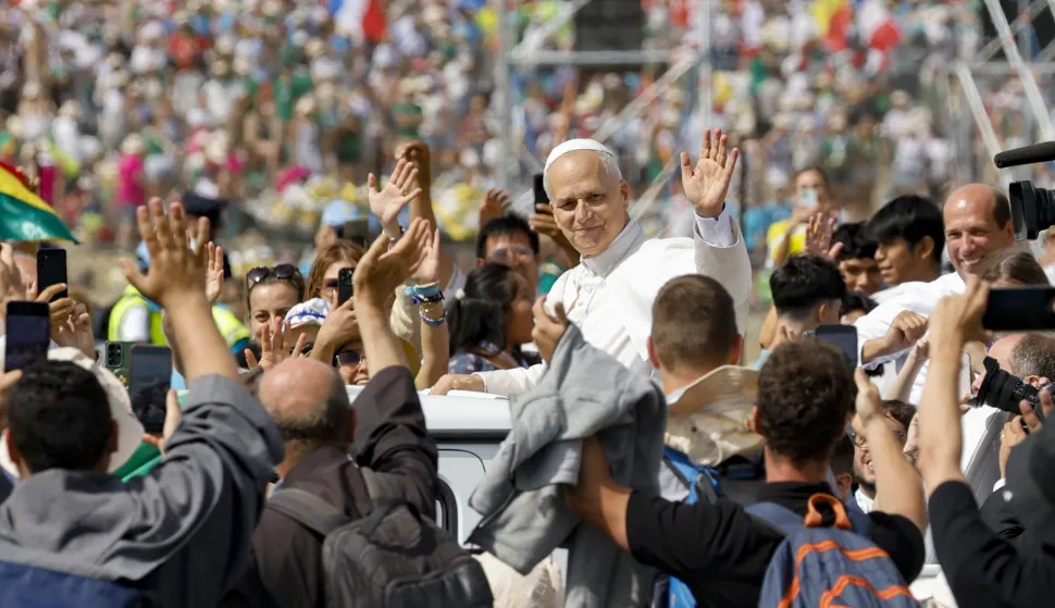 epa12281017 Pope Leo XIV greets the faithful during a Holy Mass on the occasion of the Jubilee of Youth, at Tor Vergata in Rome, Italy, 03 August 2025. EPA/FABIO FRUSTACI
