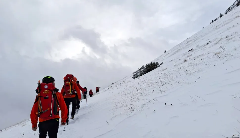 Zagreb, 5.10.2025.- Spasioci slovenske gorske slu?be spa?avanja (GRZS) uspjeli su do?i na podru?je lavine koja je u nedjelju, na planini Tosc, Julijskim Alpama, zatrpala troje hrvatskih planinara i za njima se traga, objavili su slovenski mediji pozivaju?i se na GRZS.foto HINA/ STA/ GRZS/ ua