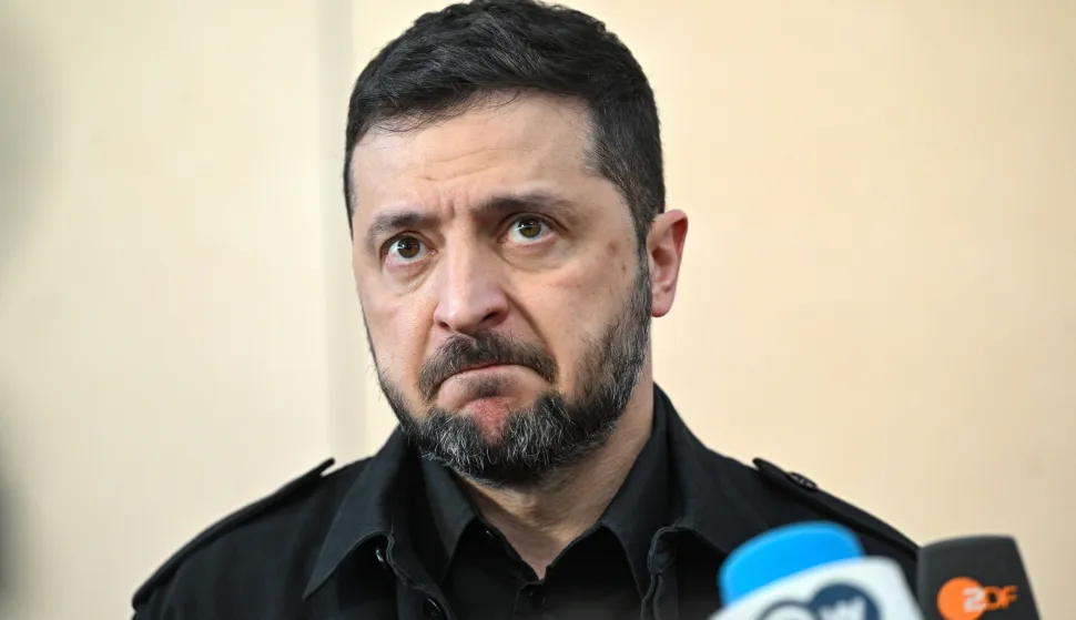 epa12422965 Ukrainian President Volodymyr Zelensky speak to the media upon his arrival for the 7th meeting of the European Political Community (EPC) in Copenhagen, Denmark, 02 October 2025. The summit, bringing together leaders from across the continent, will focus on defense and support for Ukraine, the security situation in Europe, including economic security and migration. EPA/RADEK PIETRUSZKA POLAND OUT