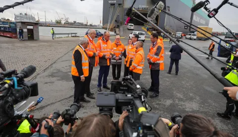 07 October 2025, Bremen, Bremerhaven: Federal Chancellor Friedrich Merz (CDU, 3rd from left) and Andreas Bovenschulte (SPD, 2nd from left), Mayor of Bremen, talk to officials and workers at the BLG automobile terminal in the port of Bremerhaven in northwest Germany. The Federal Chancellor is on his inaugural visit to Bremerhaven. Photo: Focke Strangmann/AFP-POOL/dpa Photo: FOCKE STRANGMANN/DPA