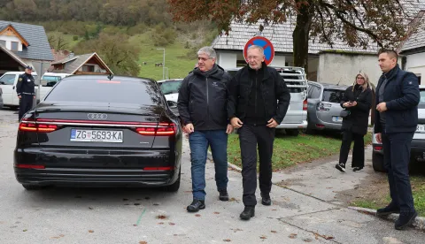 06.10.2025., Stare Fuzine, Slovenija - U stozer spasilacke sluzbe stigli su slovenski i hrvatski ministri unutarnjih poslova Bostjan Poklukar i Davor Bozinovic koji je ponudio pomoc hrvatskog helikoptera i hrvatskih gorskih spasilaca. Spasilacka akcija ispod vrha Tosca u Julijskim Alpama, gdje je lavina u nedjelju zatrpala troje hrvatskih planinara, nastavlja se u ponedjeljak nakon sto je bila prekinuta tijekom noci. Photo: Sanjin Strukic/PIXSELL