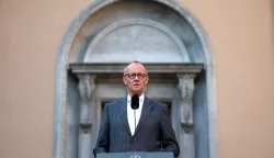 epa12416226 German Chancellor Friedrich Merz delivers a statement prior to a closed meeting of the German federal cabinet at Villa Borsig in Berlin, Germany, 30 September 2025. The federal cabinet holds a closed-door meeting from 30 September to 01 October 2025 in Berlin. EPA/CLEMENS BILAN