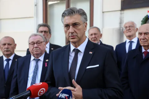 Zagreb, 7.10.2025 - Predsjednik Vlade Andrej Plenković položio je lovorov vijenac ispred spomen-ploče na zgradi Vlade Republike Hrvatske, u povodu obilježavanja 34. obljetnice raketiranja Banskih dvora. Na slici Andrej Plenković dao je izjavu za medie.foto HINA/ Damir SENČAR/ ds