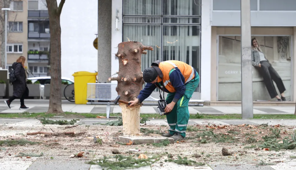 Osijek, 09. 01. 2025., Trg slobode, uklanjanje božićna jelka, boživno drvce, bor, UNIKOM, slobodnjaci, slobodnjakSNIMIO BRUNO JOBST