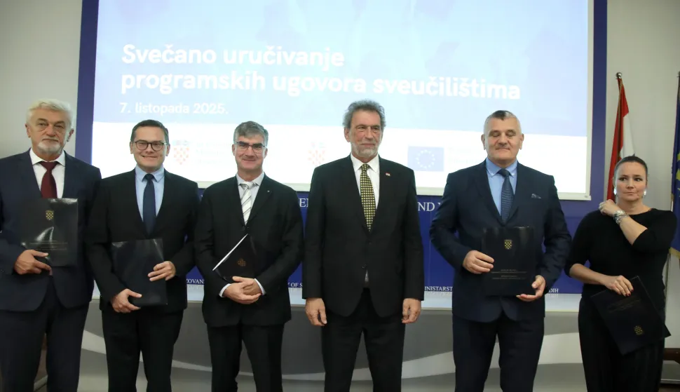 Zagreb, 07.10.2025 - Ministar znanosti, obrazovanja i mladih Radovan Fuchs i rektori pet sveučilišta - Sveučilišta u Dubrovniku, Sveučilišta Jurja Dobrile u Puli, Sveučilišta u Rijeci, Sveučilišta u Slavonskom Brodu te Sveučilišta u Zadru - potpisali su prve programske ugovore za javna sveučilišta u Hrvatskoj. Na fotografiji dekani sa ministrom Radovanom Fuchsom.foto HINA/ Denis CERIĆ /dc