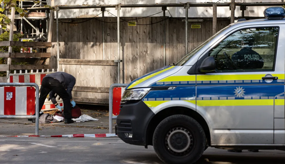 epa12420556 Police cordon off an area after the discovery of a suspicious backpack in the vicinity of the Oktoberfest grounds in Munich, Germany, 01 October 2025. The Oktoberfest grounds in Munich will remain closed until at least 5 p.m. local time on 01 October, following an 'unspecified' bomb threat, police said. The threat is linked to a large-scale police operation in northern Munich, where explosive devices were found inside a burning house, leaving one dead. EPA/DIEGO FEDELE
