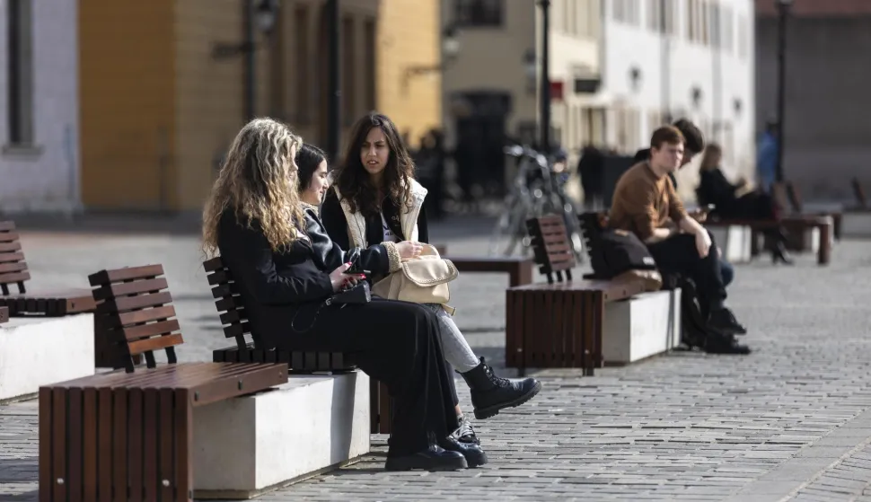 05.03.2024., Osijek - Suncan i topal dan osjecani iskoristili za ispijanje kavice na trgu Svetog Trojstva u Tvrdji. Photo: Davor Javorovic/PIXSELL