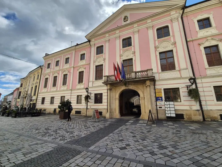 Varaždin, 08.10.2025. - U dvije zdravstvene ustanove na području Varaždinske županije, Općoj bolnici Varaždin i Specijalnoj bolnici za medicinsku rehabilitaciju Varaždinske Toplice, europsko tužiteljstvo u suradnji s policijom od jutra prikuplja dokaze i provodi druge mjere iz svoje nadležnosti, neslužbeno se doznaje. foto HINA/ SIniša KALAJDŽIJA/ tm