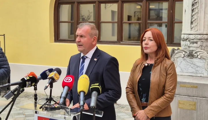 Varaždin, 08.10.2025. - Europsko tužiteljstvo u suradnji s policijom od jutra provodi istražne radnje u dvije zdravstvene ustanove u Varaždinskoj županiji te u prostorima Županije, što je novinarima potvrdio župan Anđelko Stričak koji je istaknuo da nitko nije uhićen, da je istraga u tijeku te da surađuju s istražiteljima. Na fotografiji Anđelko Stričak, Silvija Zagorec. foto HINA/ Siniša KALAJDŽIJA/ tm