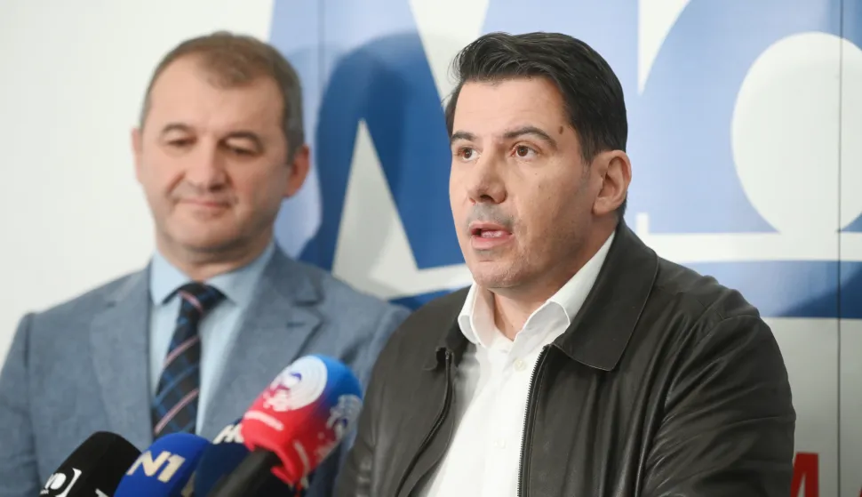 Split - 8.10.2025.- Konferencija za novinare saborskih zastupnika Nikole Grmoje i Ivice Ledenka o inicijativi Mosta za opozivom ministrice kulture i medija Nine Obiljen Koržinek. foto HINA/ Mario STRMOTIĆ/ms 