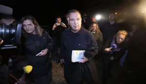 Vukova, 25.11.2024. - Izlazak bivšeg ministra zdravstva Vilia Beroša iz Remetinca u društvu sina. foto HINA/ Daniel KASAP/ dk