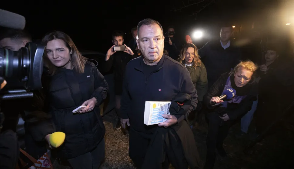 Vukova, 25.11.2024. - Izlazak bivšeg ministra zdravstva Vilia Beroša iz Remetinca u društvu sina. foto HINA/ Daniel KASAP/ dk