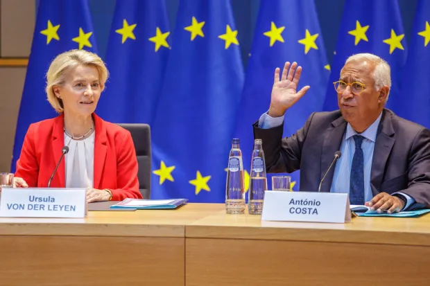epa12416669 European Commission President Ursula von der Leyen (L) and European Council President Antonio Costa (R) arrive for a video conference with Eurogroup President Paschal Donohoe and European Central Bank President Christine Lagarde in Brussels, Belgium, 30 September 2025. EPA/OLIVIER MATTHYS