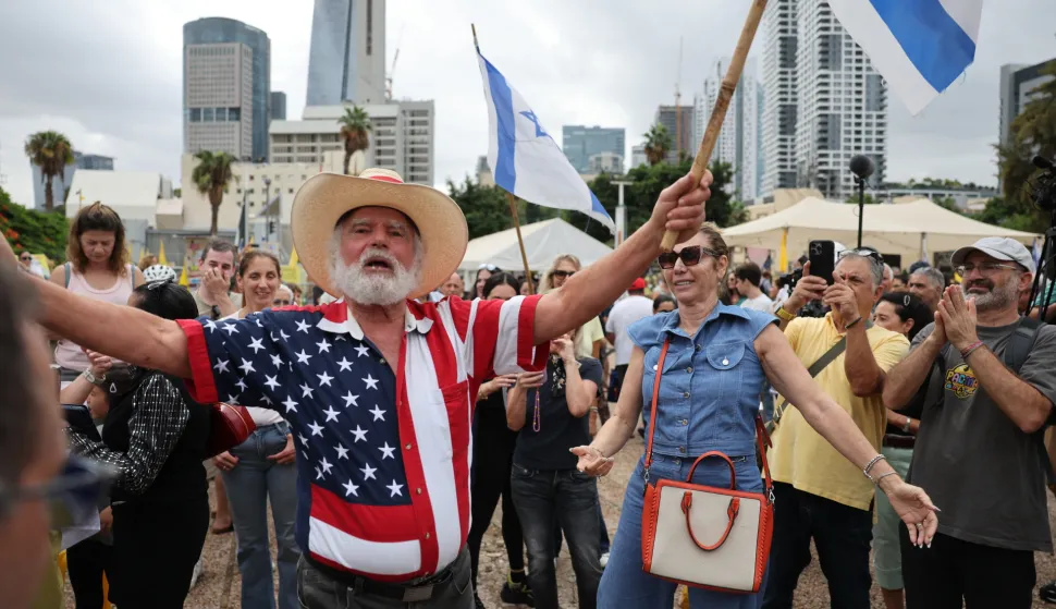 epa12440961 People celebrate after a peace deal is announced at Hostages Square in Tel Aviv, Israel, 09 October 2025. US President Donald Trump announced that Israel and Hamas have agreed on the first phase of his Gaza peace plan. The deal involves the release of Israeli hostages and Palestinian prisoners, the withdrawal of Israeli forces, and the delivery of humanitarian aid to Gaza. EPA/ABIR SULTAN