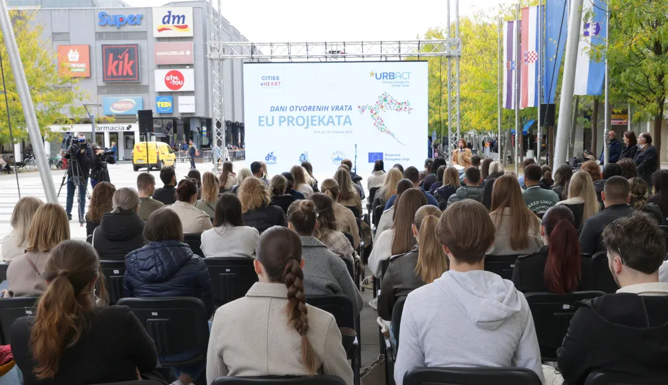 Osijek, 09. 10. 2025., Trg slobode, Dan otvorenih vrata, EU projekti, studenti, predavanje, mišljenje studenata, raspravaSNIMIO BRUNO JOBST