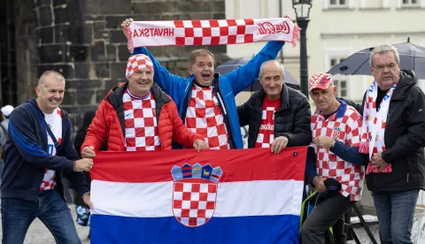 Prag, 09.10.2025 - Grad Prag u kojem se danas igra utakmica kvalifikacija za Svjetsko nogometno prvenstvo između Češke i Hrvatske. Na slici hrvatski navijači na Karlovom mostu.foto HINA/ Damir SENČAR/ ds