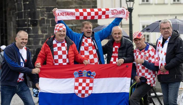 Prag, 09.10.2025 - Grad Prag u kojem se danas igra utakmica kvalifikacija za Svjetsko nogometno prvenstvo između Češke i Hrvatske. Na slici hrvatski navijači na Karlovom mostu.foto HINA/ Damir SENČAR/ ds