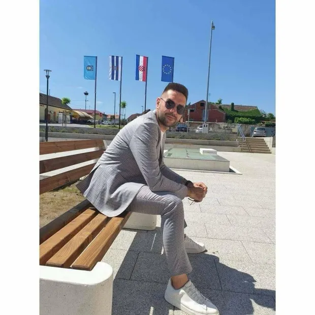 Modni mačak koji se najbolje razumije u Šokadiju i narodne nošnje