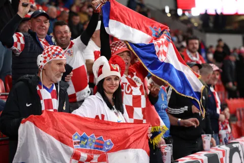 Prag, 09.10.2025 - Zagrijavanje prije početka utakmice kvalifikacija za Svjetsko nogometno prvenstvo Če&scaron;ka - Hrvatska na Fortune stadionu u Pragu. Na slici hrvatski navijači na stadionu.foto HINA/ Damir SENČAR/ ml