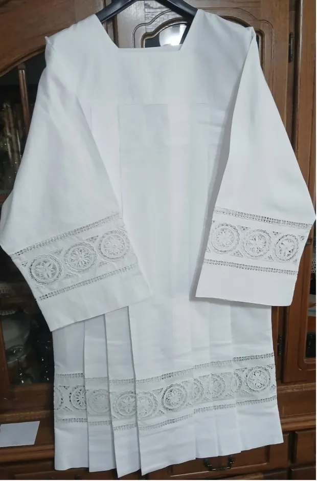 Papa Lav dobio poklon, svečanu odoru ukrašenu sikirevačkom čipkom!