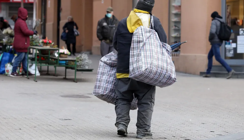 17.02.2021., Zagreb - Danas pocinje prva isplata nacionalne naknade za starije osobe za sijecanj 2021. korisnicima racuna otvorenih u poslovnim bankama. U prvoj isplati nacionalnu naknadu za starije osobe dobit ce 3091 korisnik (64,54 posto zena i 35,46 posto muskaraca), za sto je osigurano 2,2 milijuna kuna iz drzavnog proracuna. Pravo na nacionalnu naknadu za starije osobe moze ostvariti hrvatski drzavljanin koji je navršio 65 godina zivota s prebivalistem na podrucju RH u neprekidnom trajanju od 20 godina. Najvise korisnika dolazi iz Vukovarsko-srijemske zupanije, Osjecko-baranjske, Zagrebacke, Grada Zagreba i Koprivnicko-krizevacke zupanije.Photo: Patrik Macek/PIXSELL