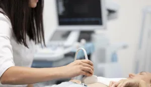 Doctor checking patients health abdominal ultrasoundultrazvuk doktor liječnik pacijent zdravlje pregled ilustracija freepik