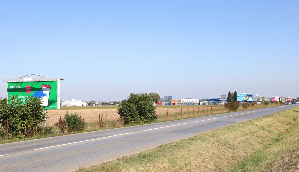 Osijek, 04. 10. 2025., Ulica sv. Leopolda Mandića, nova lokacija, postavljanje križa, Veliki križ, Panin križ, Ivan Pavao II,  SNIMIO BRUNO JOBST