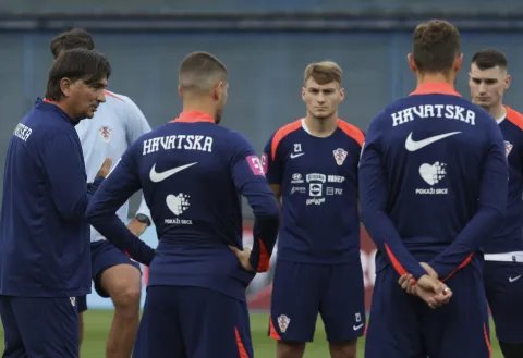 Zagreb, 07.09.2025. - Trening nogometne reprezentacije Hrvatske uoči utakmice Europskih kvalifikacija za Svjetsko prvenstvo 2026. godine između Hrvatske i Crne Gore. Na fotografiji Zlatko Dalić, Toni Fruk, Dominik Livaković. foto HINA/ Lana SLIVAR DOMINIĆ/ lsd