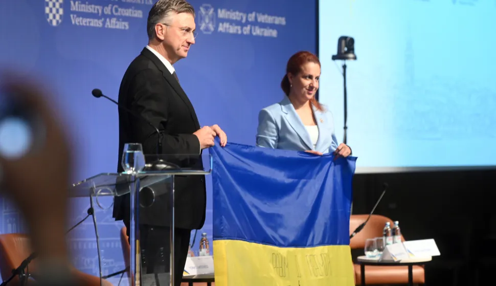 Split, 10.10.2025. - Predsjednik Vlade Andrej Plenković sudjelovao je na otvorenju Međunarodne braniteljske konferencije, u organizaciji Ministarstva hrvatskih branitelja i Ministarstva branitelja Ukrajine te u suorganizaciji s Ministarstvom vanjskih i europskih poslova RH. Na fotografiji Andrej Plenković, Natalia Kalmykov. foto HINA/ Mario STRMOTIĆ/ tm