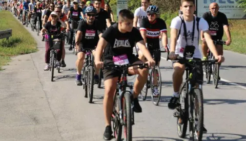 Osijek.15.09.2019. Trg Svetog Trojstva, treci dan Festivala FEBIRE - biciklijada do Zlatne GredeNa fotografijiBiciklisti na biljskoj cestiFoto:Marko Mrkonjic