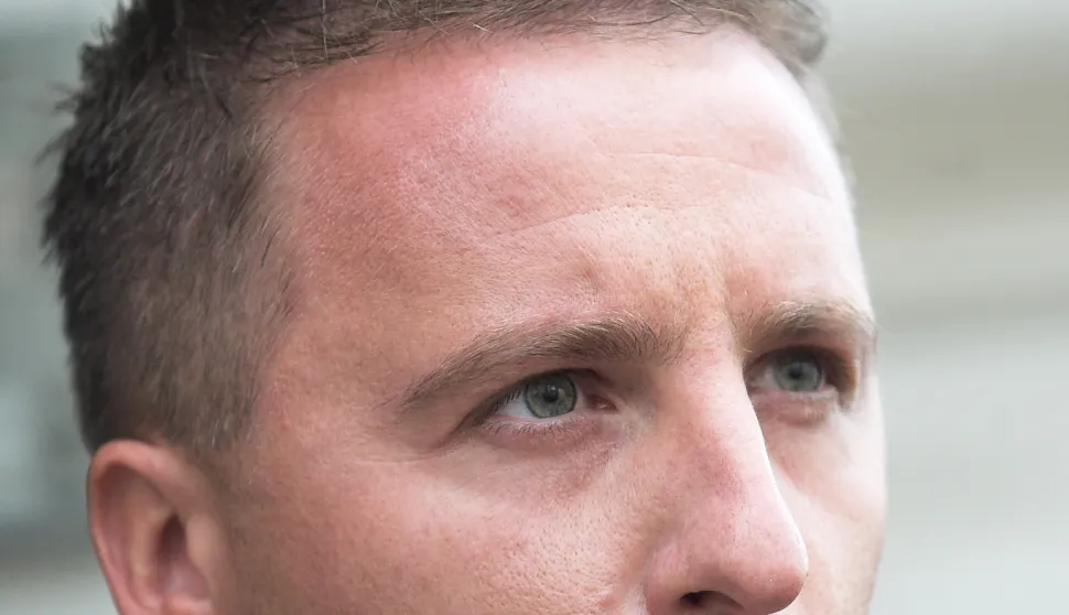 Zagreb, 25.04.2007 - Na zagrebačkoom Županijskom sudu jutros je počelo saslu&scaron;anje Krunoslava Fehira, krunskog svjedoka u istrazi protiv Branimira Glava&scaron;a za zločine nad srpskim civilima u Osijeku 1991. u tzv. "slučaju garaža". Saslu&scaron;anju Fehira nazoči i osumnjičeni Glava&scaron;, kojega je pravosudna policija dovezla iz osječkog zatvora u koji je pritvoren 17. travnja nakon podizanja optužnice protiv njega i jo&scaron; &scaron;estero okrivljenika u tzv. "slučaju selotejp". Prije odlaska na saslu&scaron;anje istražnom sucu Zdenku Posavcu krunski svjedok Fehir je jutros u 8 sati novinarima izjavio da će ponoviti svoj dosada&scaron;nji iskaz koji je ranije dao u svojstvu osumnjičenika u "slučaju garaža". Na slici Krunoslav Fehir dolazi na Županijski sud u Zagrebu.foto FaH/ Tomislav PAVLEK