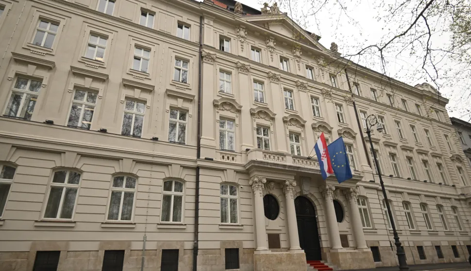 08.04.2025., Zagreb - Brojni mediji nalaze se ispred Ministarstva vanjskih poslova gdje je u tijeku istraga kojom je obuhvaceno pet osoba osmunjicenih za manipuliranje putnim nalozima. Photo: Marko Lukunic/PIXSELL