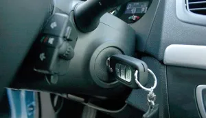 ?U subotu je lopov iskoristio nepanju 34-godinjaka, i posluio se njegovom Ford Fiestom koja je bila parkirana pokraj ugostiteljskog objekta na Trgu bana Josipa Jelačića u Velikoj. Automobil je pronađen u Ulici Nikole Tesle u Velikoj, a policija je za krađu osumnjičila 24-godinjaka. Krađu mu je olakala činjenica da su ključevi Fieste bili u kontakt bravici.(S.L.)------crna2 st color