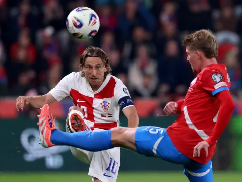 Prag, 09.10.2025 - Utakmica kvalifikacija za Svjetsko nogometno prvenstvo Češka - Hrvatska na Fortune stadionu u Pragu. Na slici Luka Modrić, Pavel Šulc.foto HINA/ Damir SENČAR/ ds
