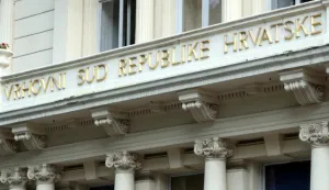 Zagreb, 03.06.2016 - Branimir Glava u pratnji Josipa Salapića i odvjetnika stigao je na Vrhovni sud gdje se odrava sjednica na kojoj ponovno odlučuje o nepravomoćnoj presudi zagrebačkog upnijskog suda protiv Branimira Glavaa za ratni zločin na srpskim civilima u Osijeku 1991. u slučajevima "Garaa" i "Selotejp". Na slici zgrada Vrhovnog suda u Zagrebu.foto HINA/ Damir SENČAR /ds