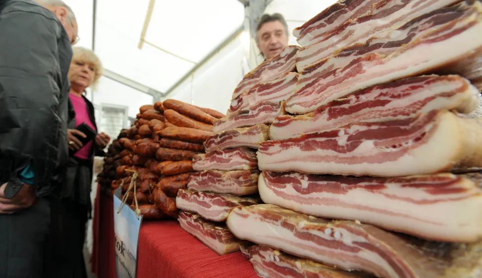 Zagreb,26.10.2011 (zagreb) - sajam proizvoda hrvatskog sela, tekst S.Pavic, na slici meso,kulen,cvarci,kobasice, spek (hrana)foto Davor Kovaceviczagreb