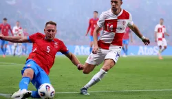 Prag, 09.10.2025 - Utakmica kvalifikacija za Svjetsko nogometno prvenstvo Češka - Hrvatska na Fortune stadionu u Pragu. Na slici Vladimir Coufal, Ivan Perišić.foto HINA/ Damir SENČAR/ ds