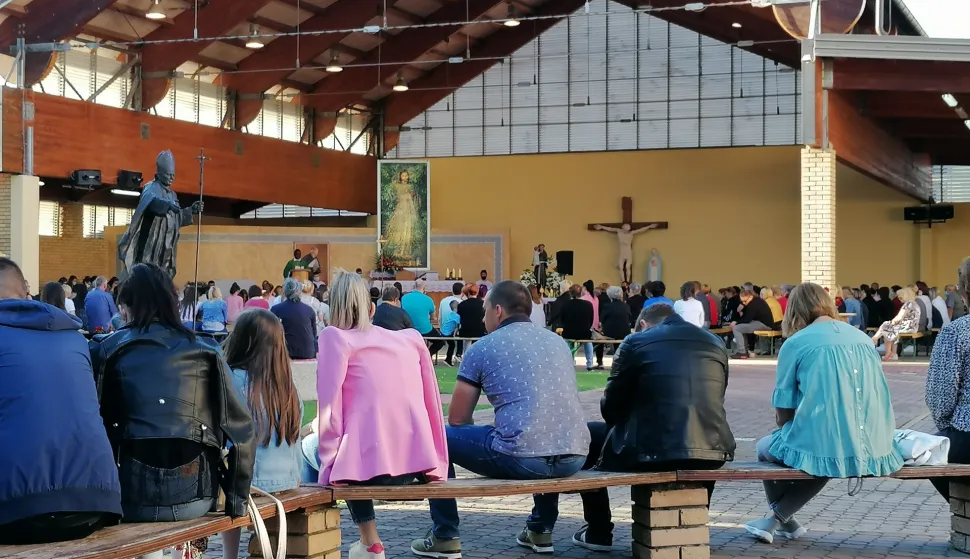 Crkva na otvorenom u Župi Mučeništva sv. Ivana Krstiteljasnimila Marija Lešić Omerović