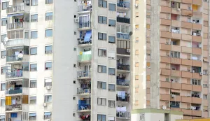 RIJEKA,12.05.2010.RIJEKAILUSTRACIJA, STAN, STANOVI, STANOVANJE, KOMUNALIJE, NEBODER, FASADA, PRIČUVA, PROZORI, KUĆNI SAVJET..PROZOR, BALKON, CIJENA KVADRATA,&nbsp;...SNIMIO SERGEJ DRECHSLER