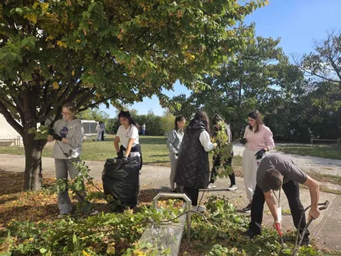 U okviru projekta "Solidarna zajednica" održana volonterska akcija pod nazivom "Voćka danas - plodovi sutra" u Prvoj srednjoj školi Vukovar 